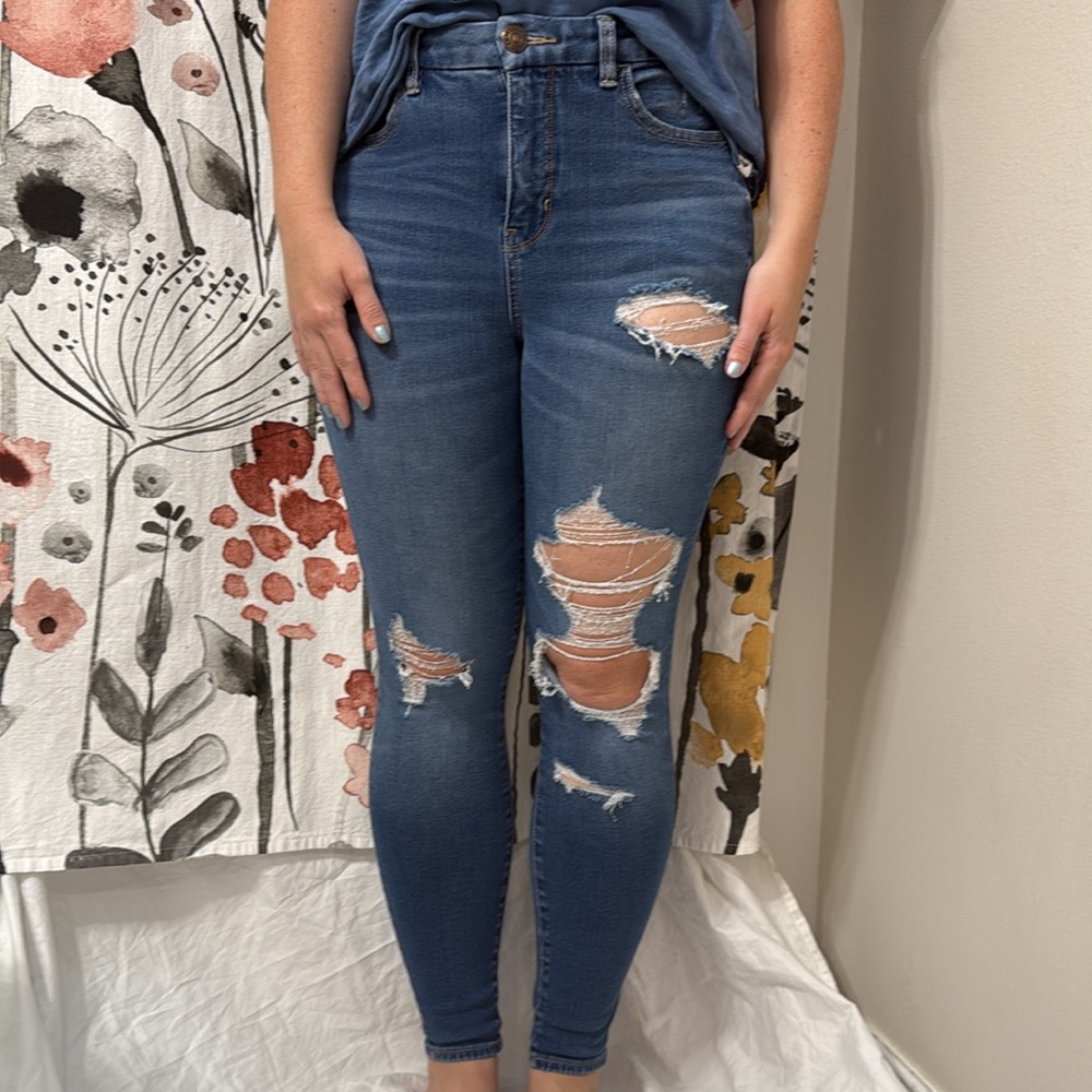 Women’s American Eagle Outfitters Curvy Hi-Rise Jegging Distressed Jean. 4 Short - Picture 2 of 14